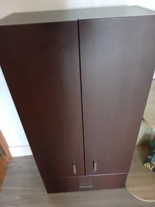 Mueble auxiliar marrón caoba con tiradores grises