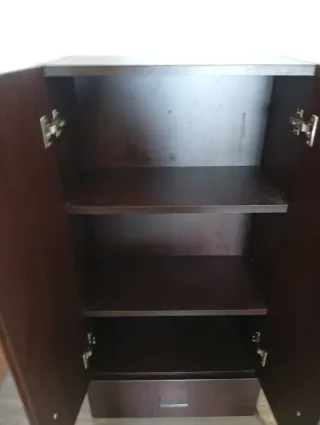 Mueble auxiliar marrón caoba con tiradores grises