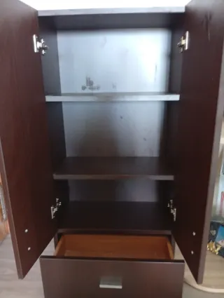 Mueble auxiliar marrón caoba con tiradores grises