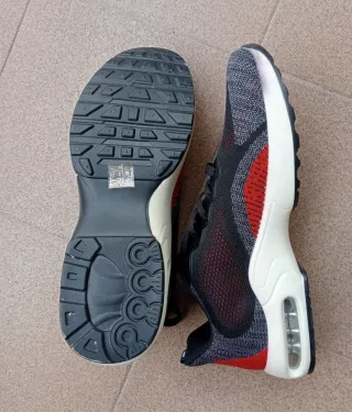 Zapatillas deportivas negras y rojas