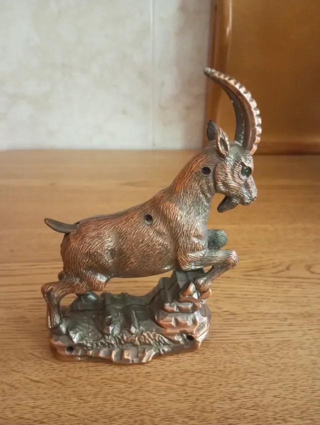 Vecchia accendino in forma di capra selvatica