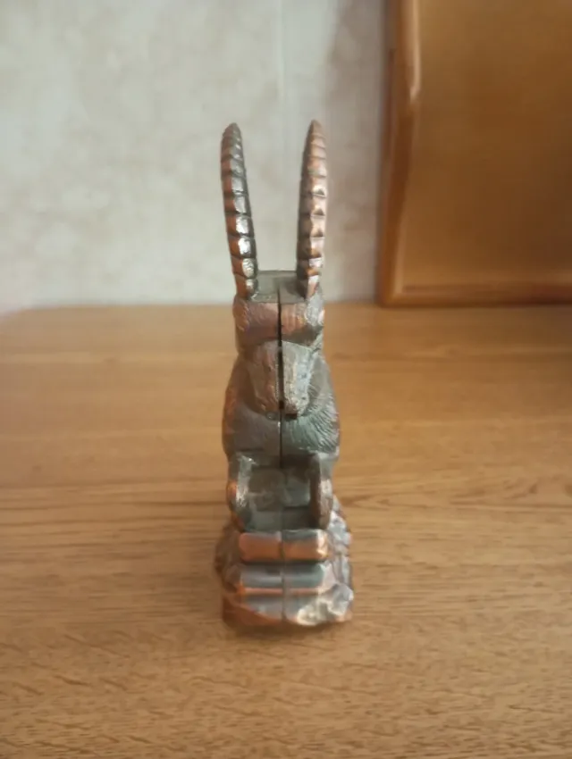 Vecchia accendino in forma di capra selvatica