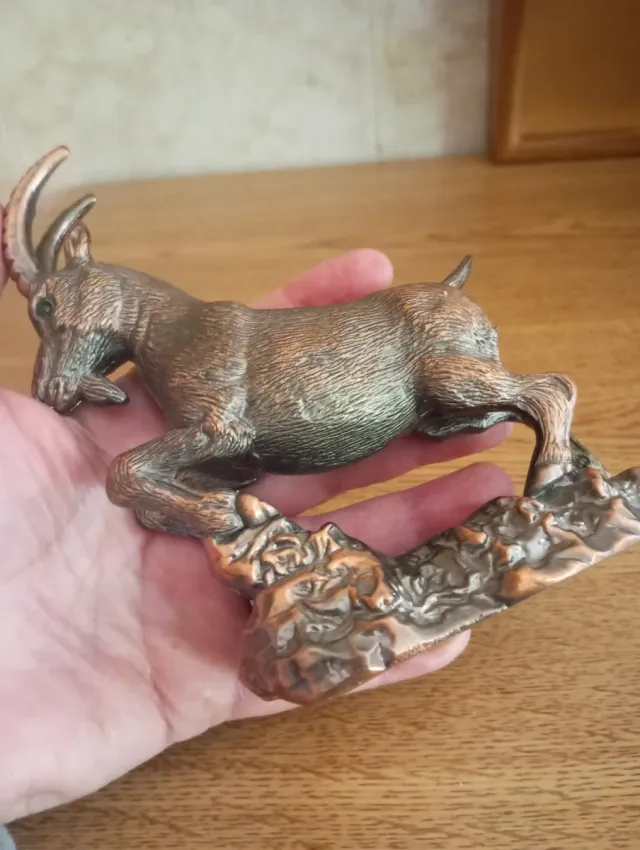 Vecchia accendino in forma di capra selvatica