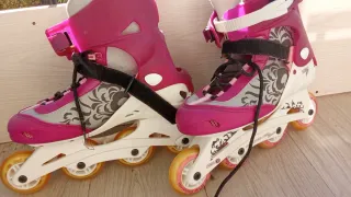 Patines en línea blancos con ruedas naranjas