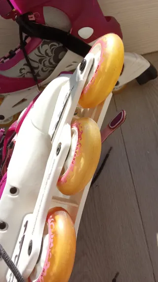 Patines en línea blancos con ruedas naranjas