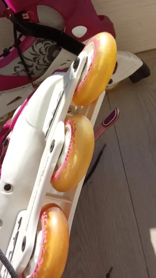 Patines en línea blancos con ruedas naranjas