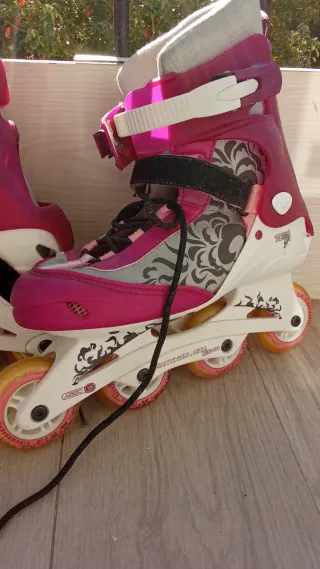 Patines en línea blancos con ruedas naranjas