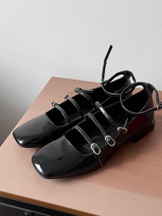 Bailarinas negras charol con tiras.