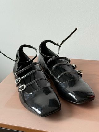 Bailarinas negras charol con tiras.
