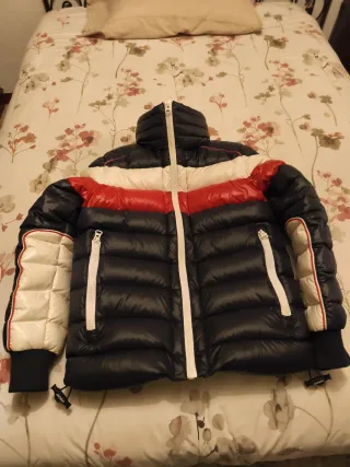 Plumífero JACK1T Negro y Rojo.