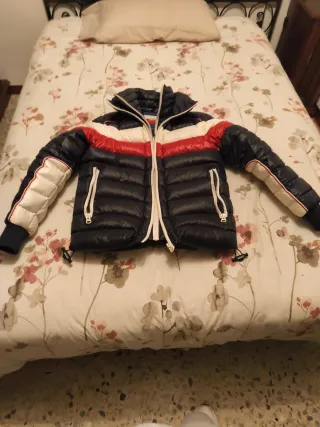 Plumífero JACK1T Negro y Rojo.