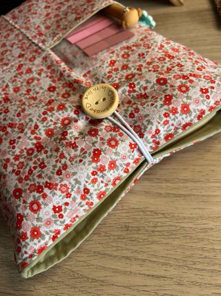 Funda de libro con boton de cierre.