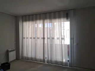 Tende verticali bianche e nere a lamelle