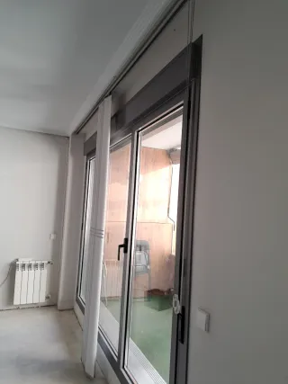 Tende verticali bianche e nere a lamelle