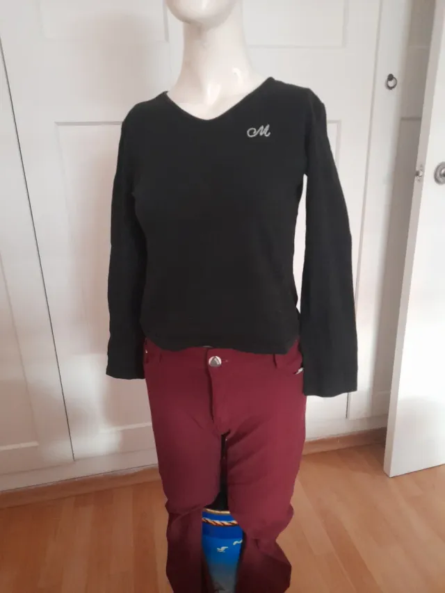 Camiseta negra y pantalón rojo