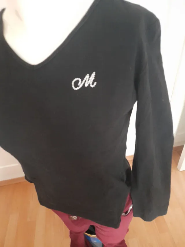 Camiseta negra y pantalón rojo