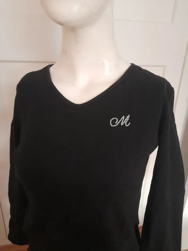 Camiseta negra y pantalón rojo