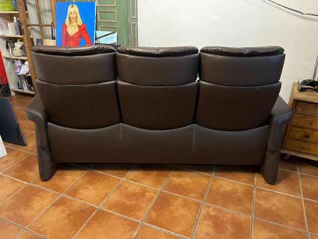 Sofá reclinable de cuero marrón