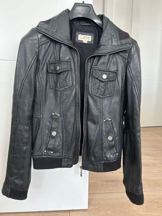 Cazadora cuero Bershka negra talla M
