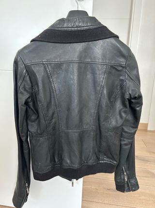 Cazadora cuero Bershka negra talla M