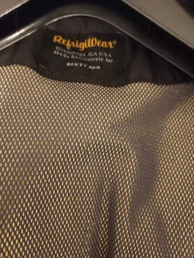 RefrigiWear Abrigo Negro