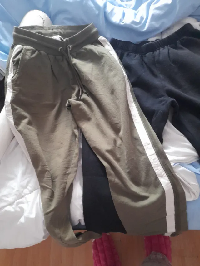 Pantalones de chándal verdes y negros