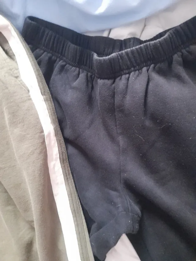 Pantalones de chándal verdes y negros