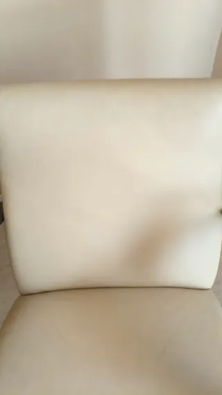 Sillón de cuero beige con brazos de madera