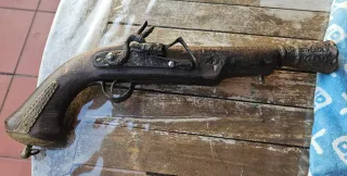 Pistola antigua madera y metal decorativa