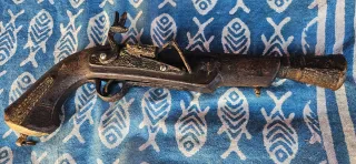 Pistola antigua madera y metal decorativa