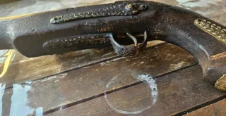 Pistola antigua madera y metal decorativa