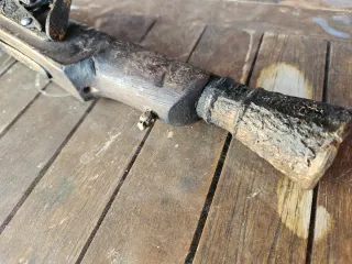 Pistola antigua madera y metal decorativa