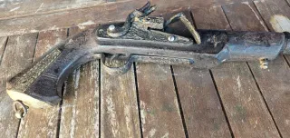 Pistola antigua madera y metal decorativa