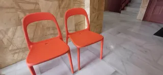 Sillas naranjas de plástico
