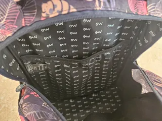 Mochila con ruedas y estampado tropical