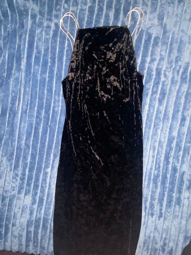 Vestido negro de terciopelo con tirantes brillante