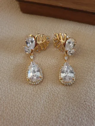 Pendientes dorados con circonitas