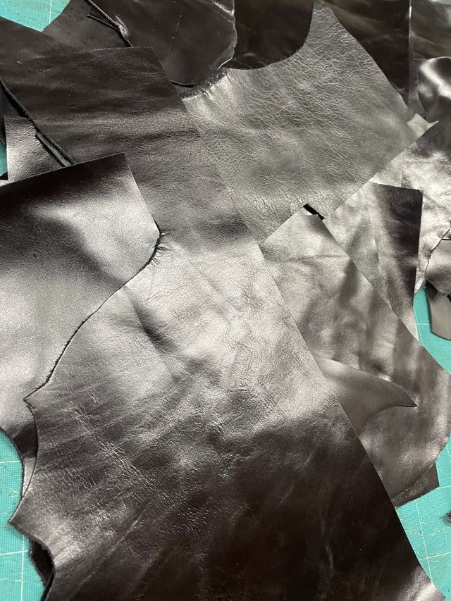 SET A: Lotto ritagli pelle nero