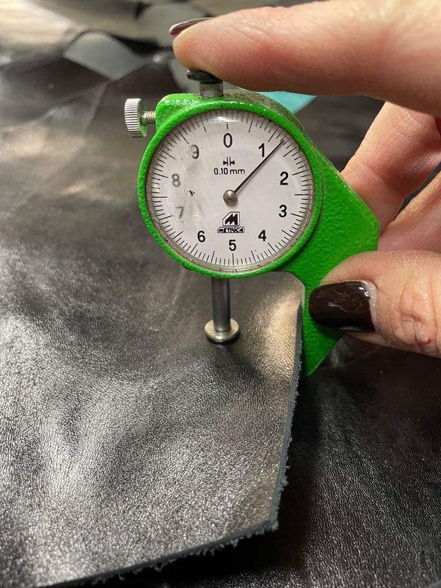 SET A: Lotto ritagli pelle nero