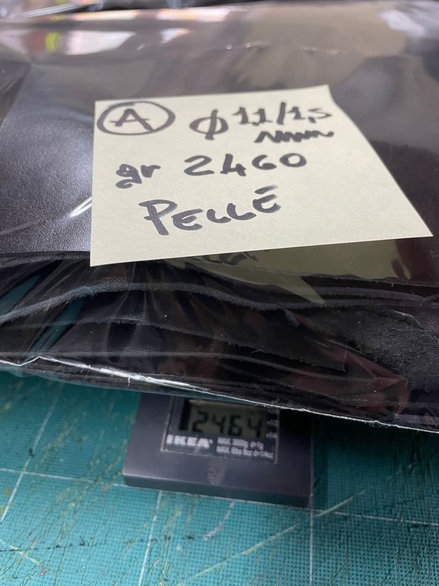 SET A: Lotto ritagli pelle nero