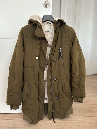 Parka Zara verde con forro sherpa
