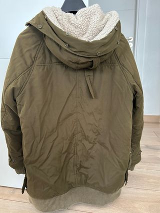 Parka Zara verde con forro sherpa