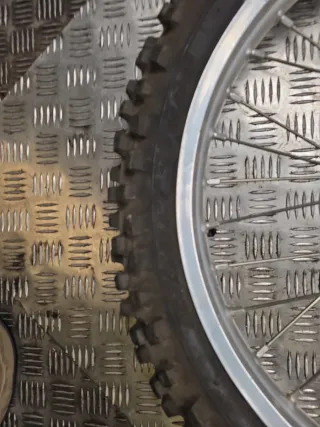 Llanta 80/100-21 51m completa para motocross usada