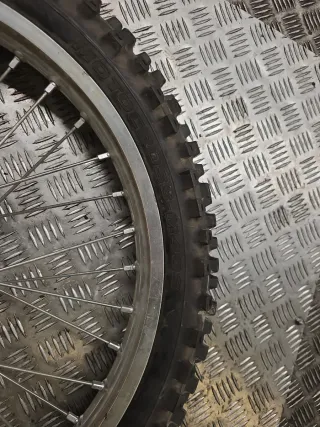 Llanta 80/100-21 51m completa para motocross usada