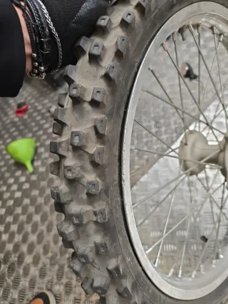 Llanta 80/100-21 51m completa para motocross usada