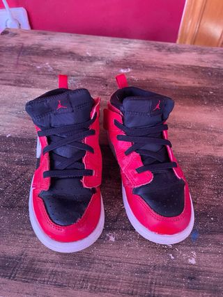 Zapatillas Jordan Niño Roja Negra