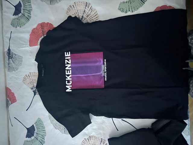 Camiseta McKenzie Negra Estampada