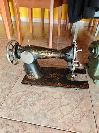 Máquina de coser antigua y motor