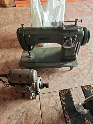 Máquina de coser antigua y motor