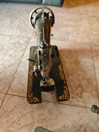 Máquina de coser antigua y motor